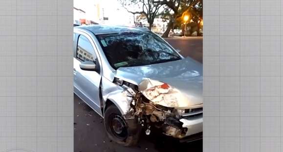 Carro colide com tubo de concreto