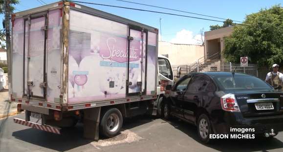 Carro e caminhonete colidem na Rua Saldanha Marinho