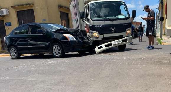 Acidente deixa uma pessoa ferida na Saldanha Marinho