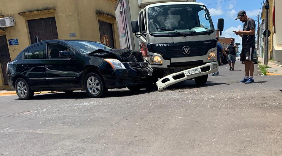 Colisão envolveu uma caminhonete e um carro. 