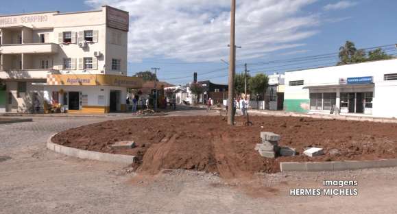 Imprevisto altera cronograma das obras da rotatória das 5 Esquinas