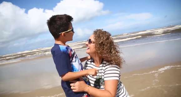 Mãe com filho autista faz homenagem aos guarda-vidas gaúchos