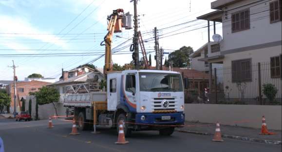 RGE faz manutenção e troca postes em Cachoeira do Sul