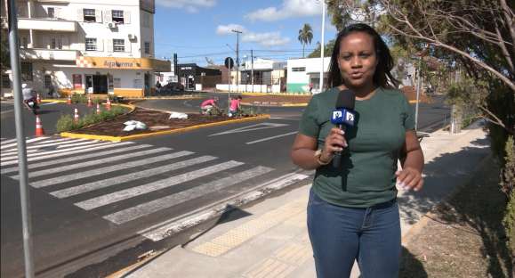 Canteiros da rotatória começam a ganhar forma