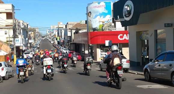 Motoboys fazem buzinaço em apoio a entregador agredido