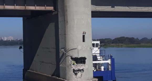 Navio bate em pilar da ponte do Guaíba