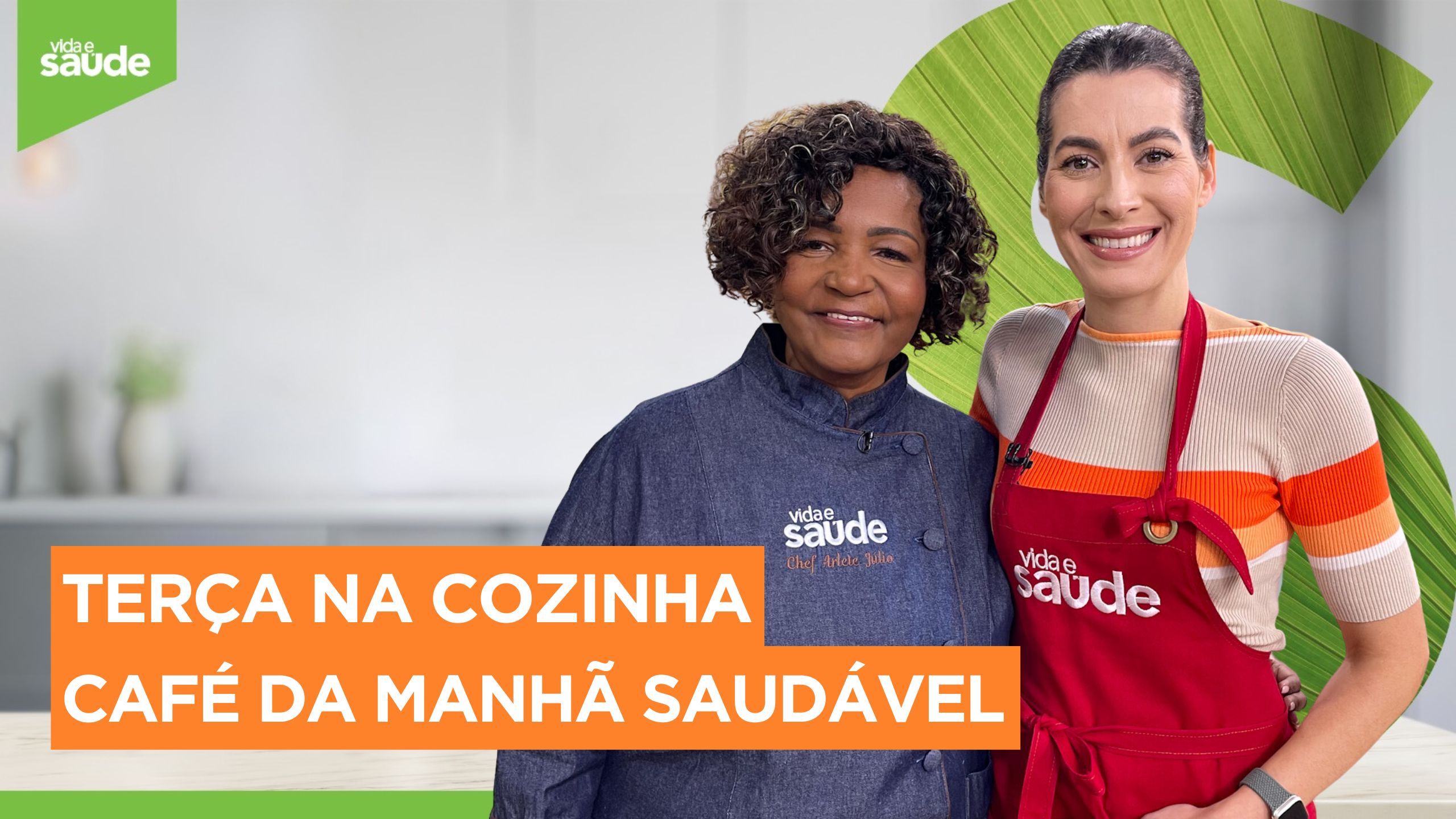 Família jovem e elegante com dois filhos preparando um café da manhã  vegetariano saudável com legumes frescos na cozinha